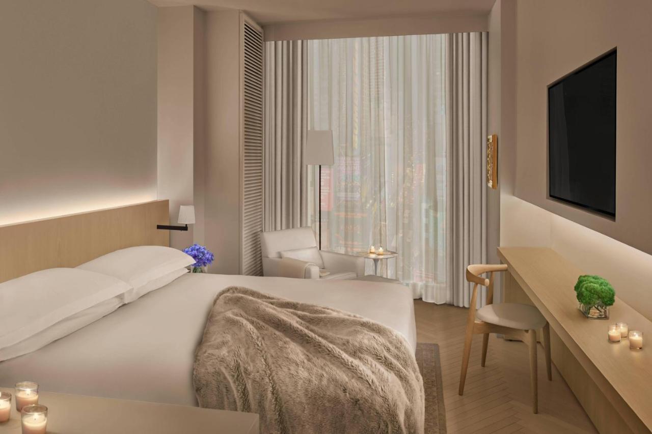 The Times Square Edition New York Bagian luar foto A room at the hotel