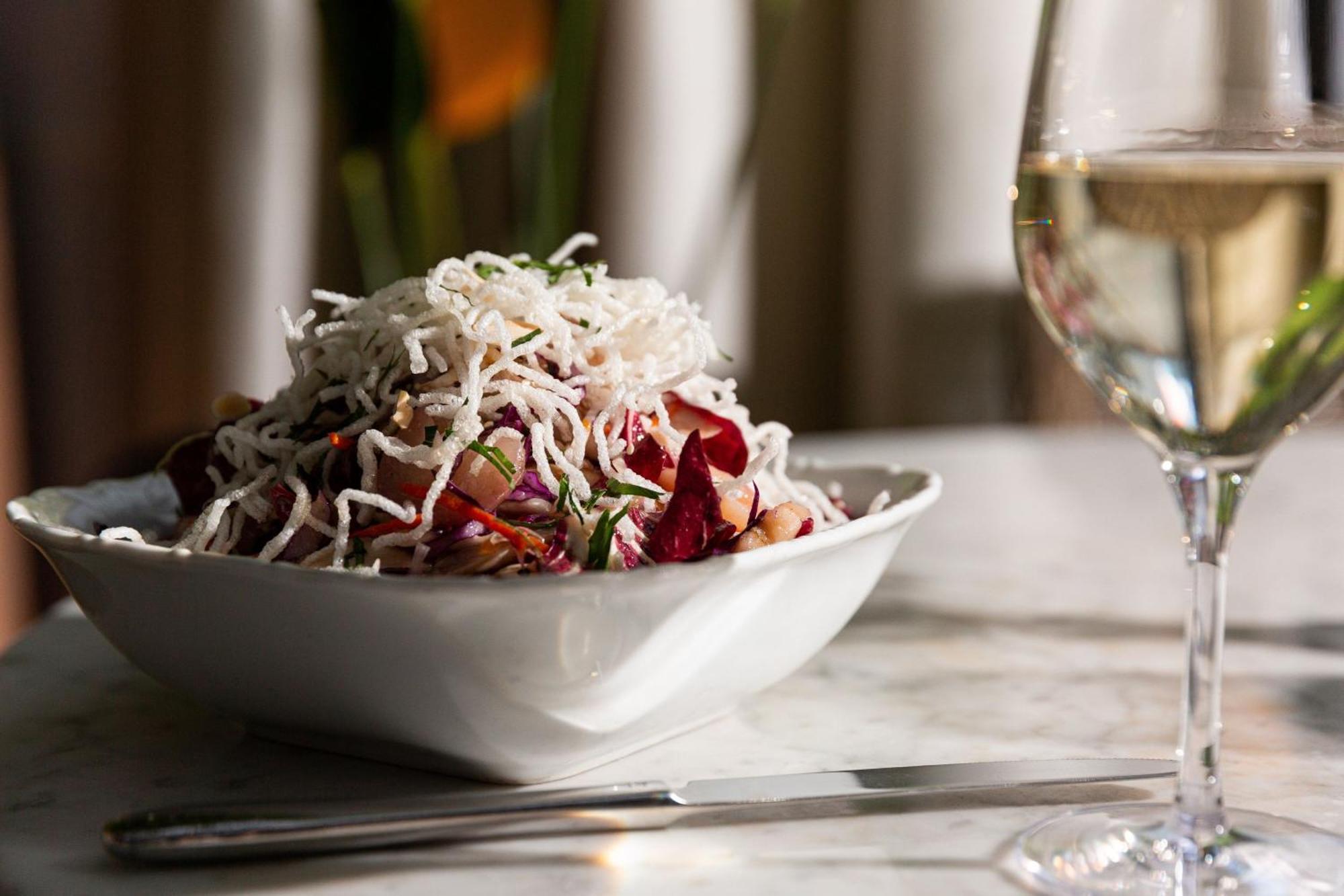 The Times Square Edition New York Bagian luar foto A salad at the restaurant