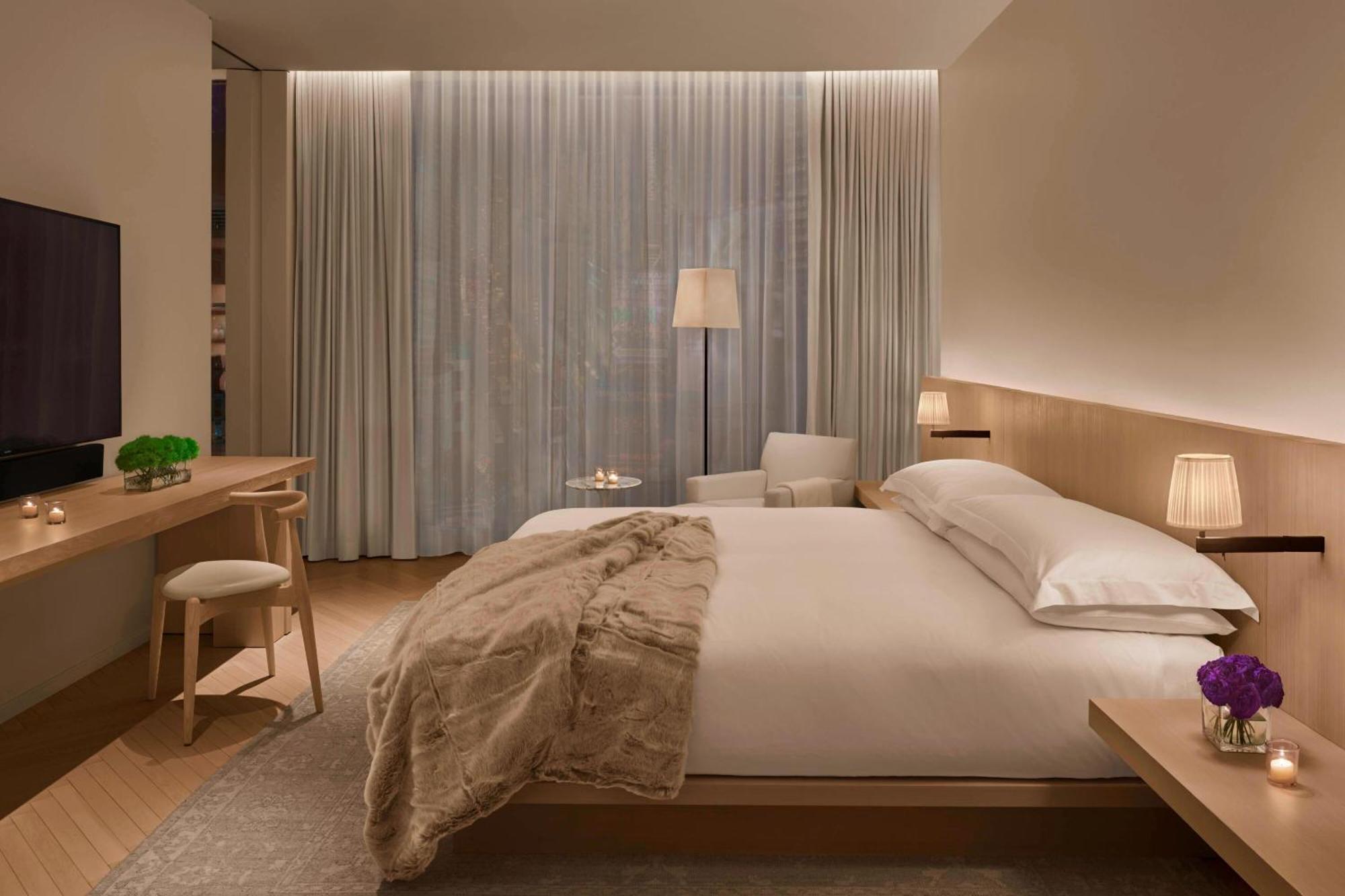 The Times Square Edition New York Bagian luar foto A bedroom at The Edition
