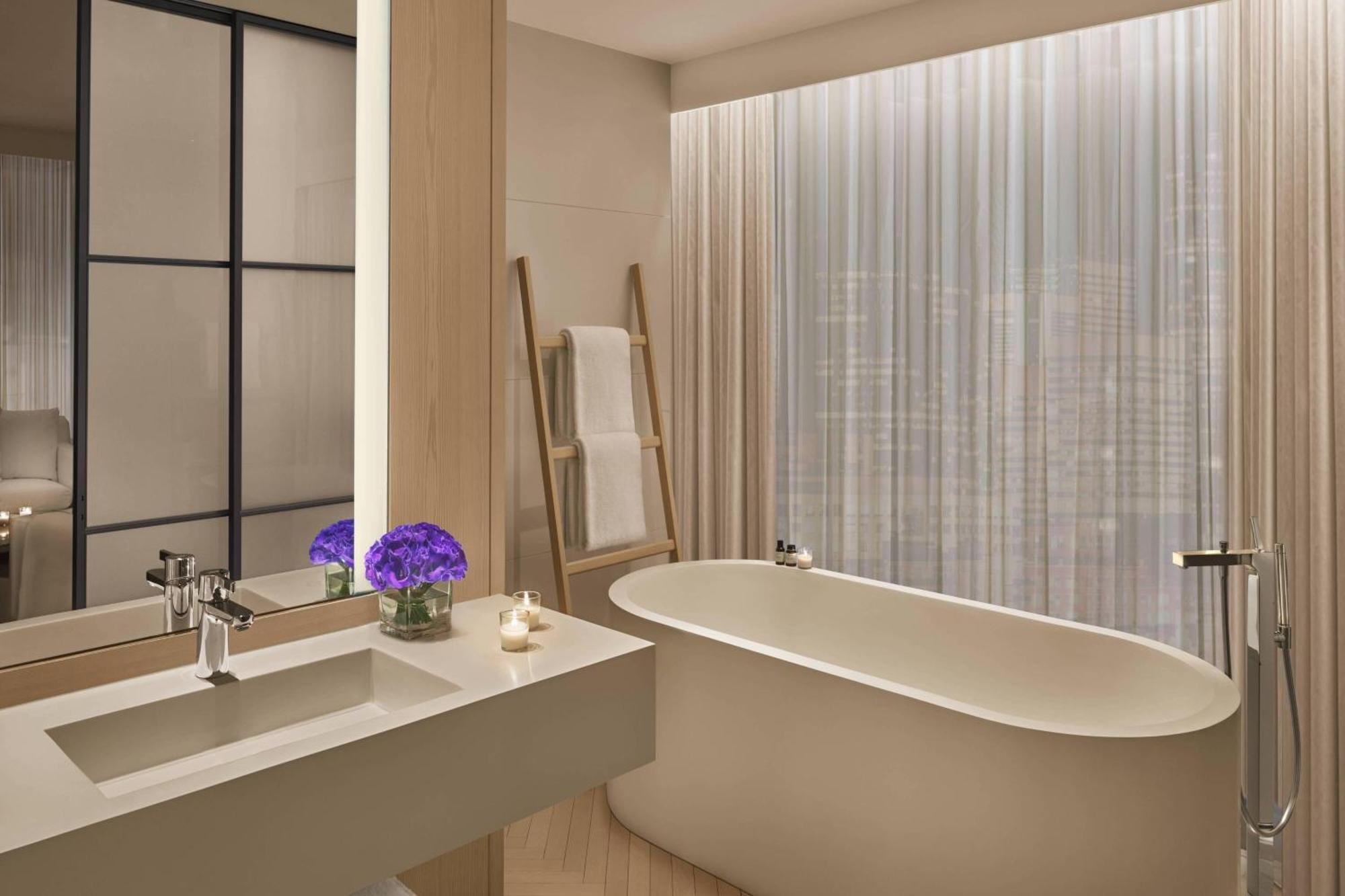 The Times Square Edition New York Bagian luar foto Bathroom